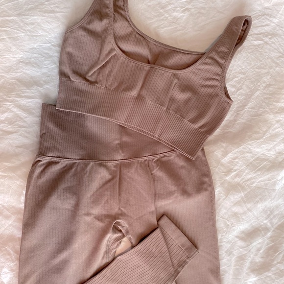 Yoga Set ! 🧘🏻‍♀️ - Picture 3 of 3